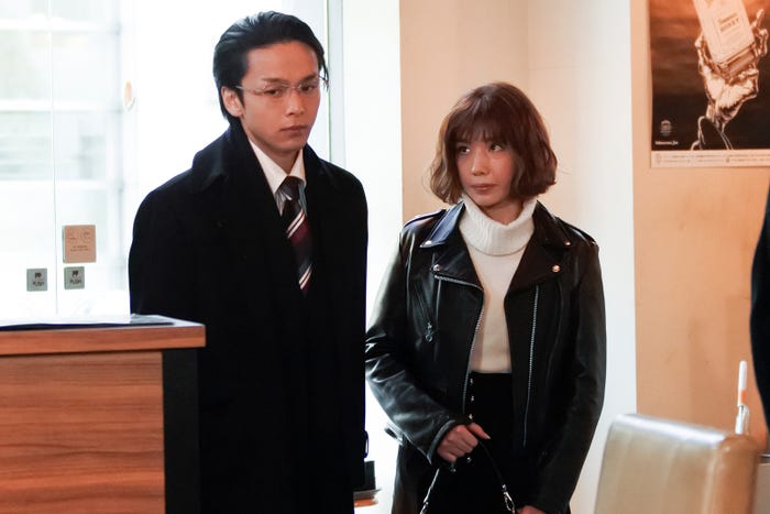 中村倫也、仲里依紗/「ホリデイラブ」第3話より(C)テレビ朝日