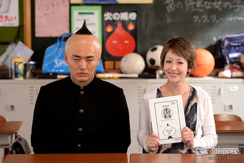 TBS系ドラマ「永沢君」で脚本家デビューする木村カエラ（右）と主演の劇団ひとり（左）