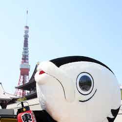 東京タワーに姿を現した高知県のグロゆるキャラ“カツオ人間” 
