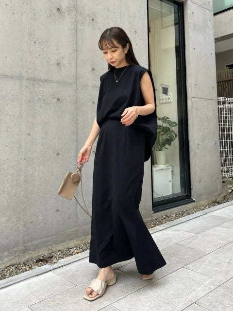 レディース　コーディネート　コーデ　着こなし　おすすめ　オススメ　トレンド　コツ　おしゃれ　お洒落　オシャレ　2022　夏　セットアップ　ブラック　黒　スカート　Tシャツ