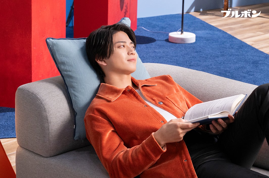 岩瀬洋志／ブルボン新TV CM「カラフルビスケット」篇メイキング（提供写真）