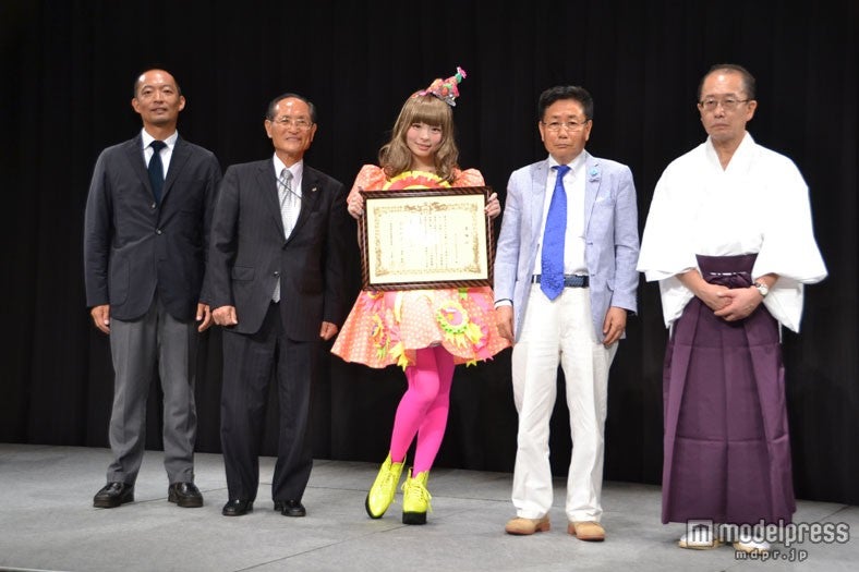 中央：きゃりーぱみゅぱみゅ