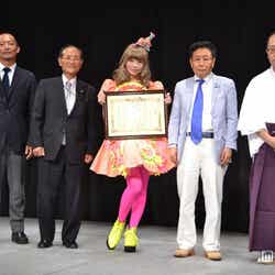 中央:きゃりーぱみゅぱみゅ