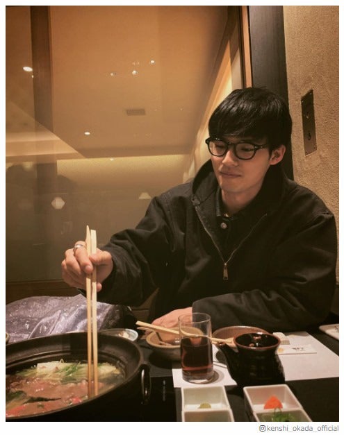 岡田健史、メガネ姿のプライベートショットに「イケメンすぎる」の声