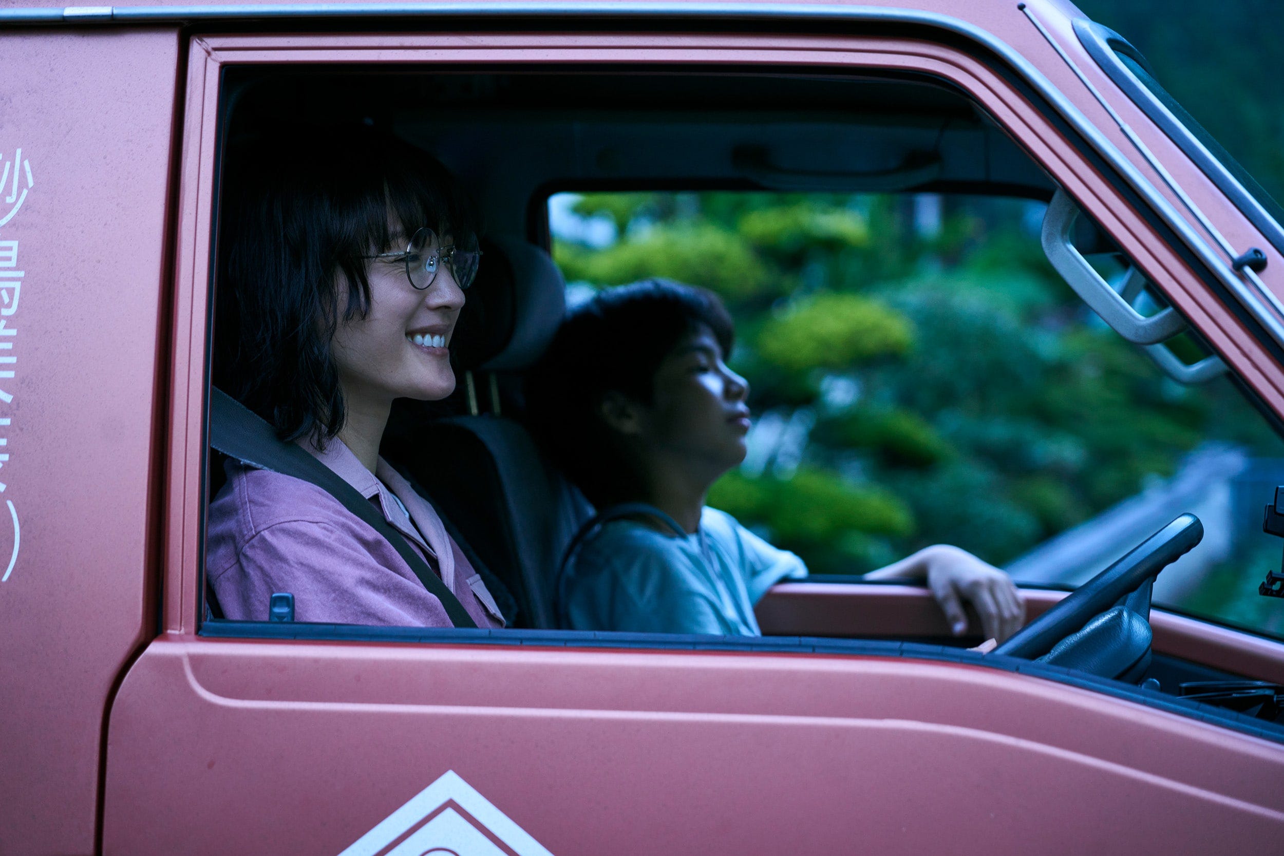 メイキング写真：盗んだ車で移動するのり子とハル。撮影合間はいつも笑顔！