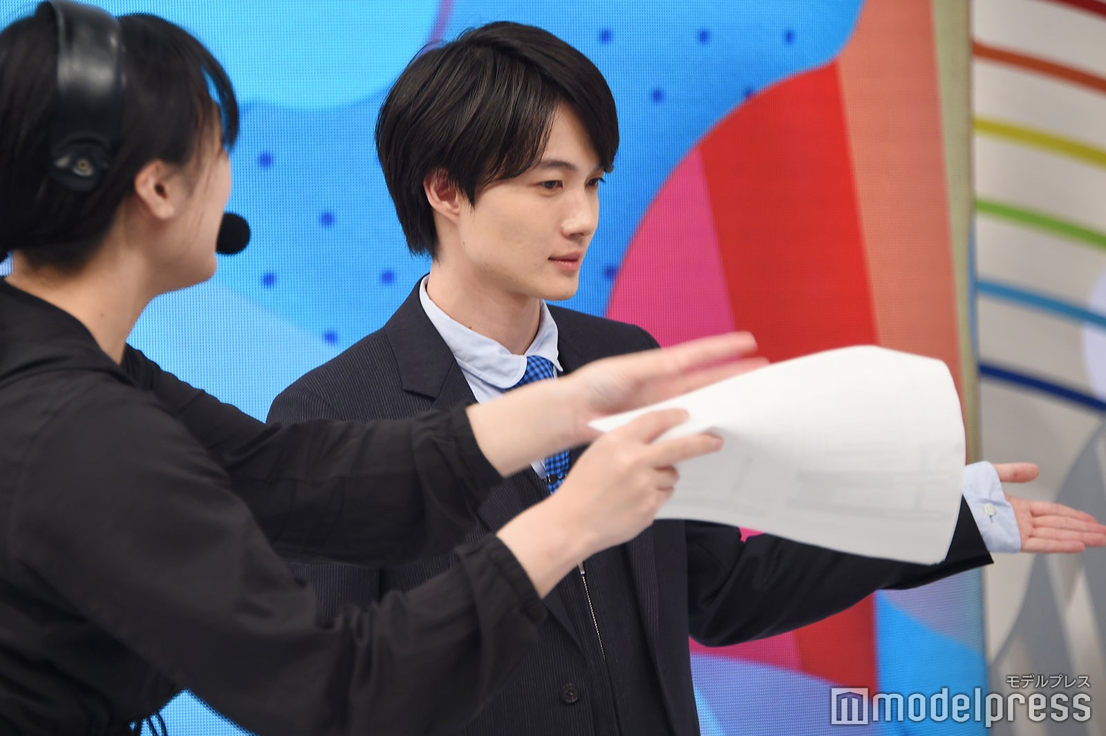 移動の導線を確認する神木隆之介 （C）モデルプレス