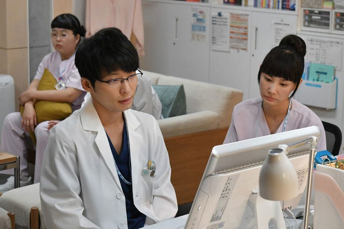 星野源、吉田羊/「コウノドリ」第2話より(画像提供:TBS)