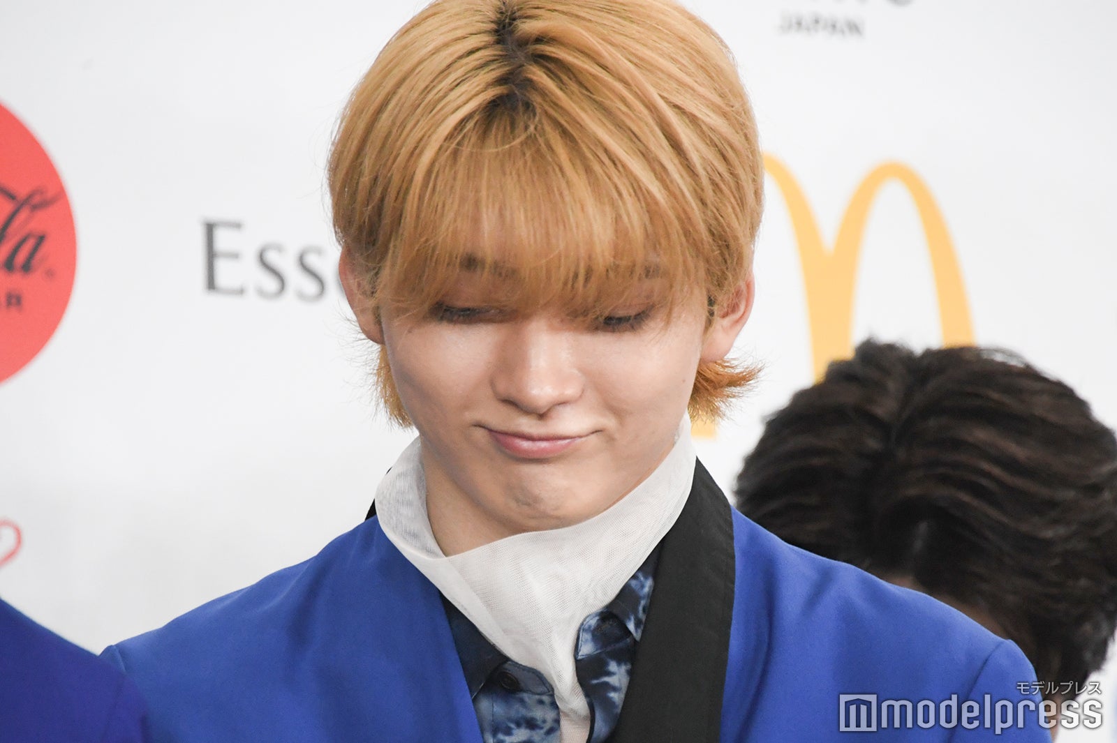 下を向くユーキ（C）モデルプレス