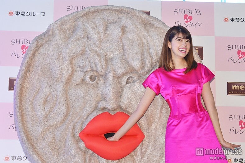 “真実の口びる”を体験する森星