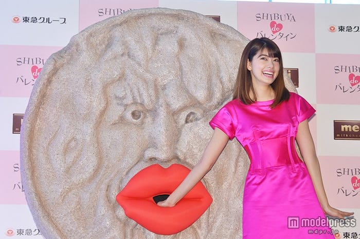 “真実の口びる”を体験する森星