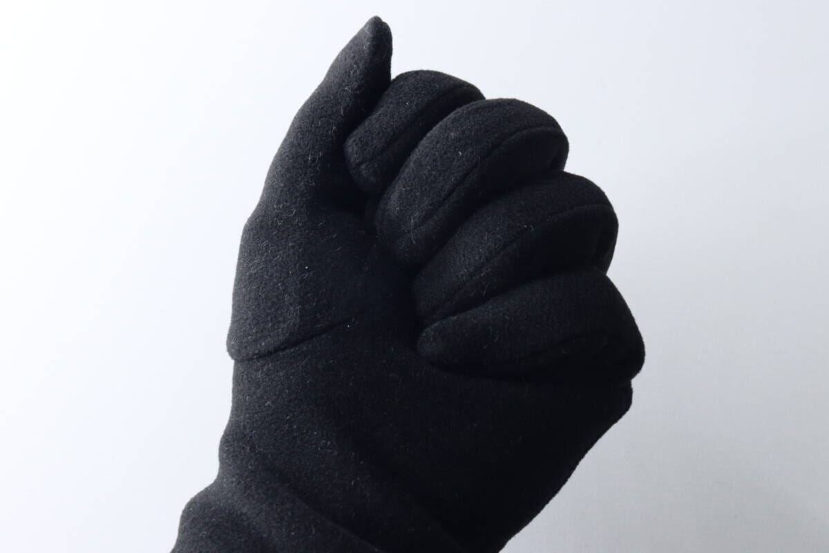 女性が黒い手袋を着用し、拳を握っている様子
