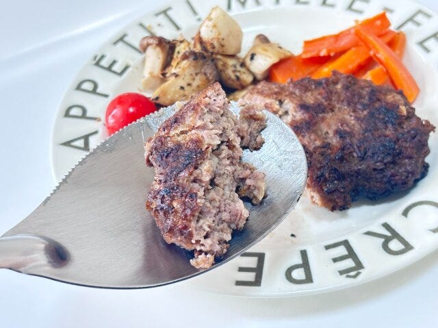 セリア カットして取り分けられるスプーン セリアの食材の下に滑り込みやすいカットして取り分けられるスプーン