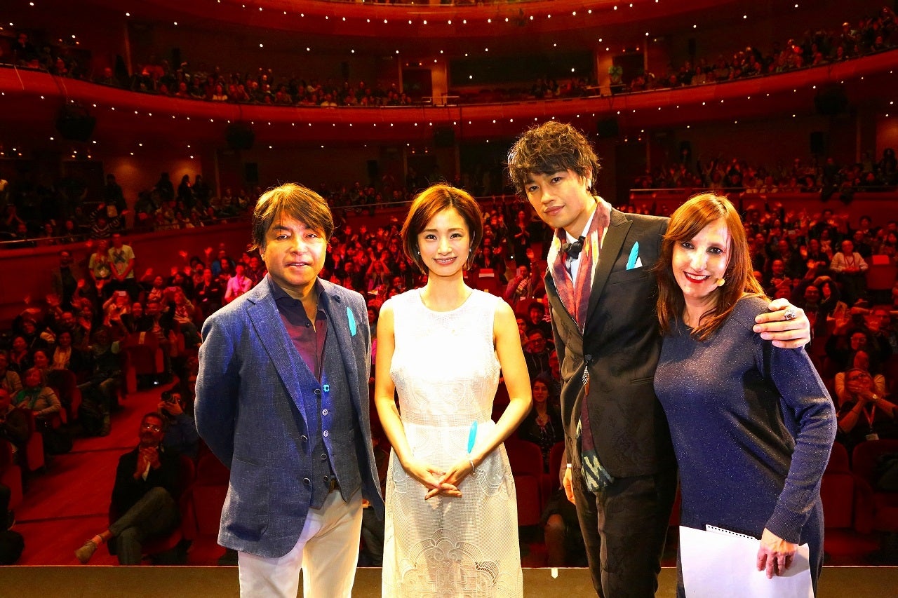 （左から）西谷弘監督、上戸彩、斎藤工、主催者・サブリナ （C）2017フジテレビジョン　東宝　FNS27社