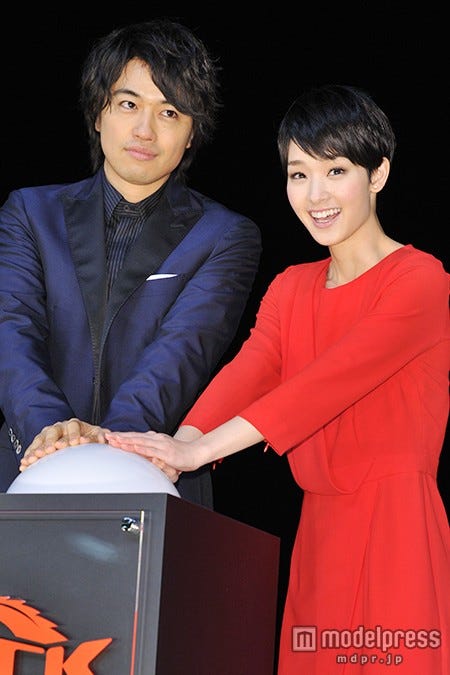 点灯式の様子(左から)斎藤工、剛力彩芽