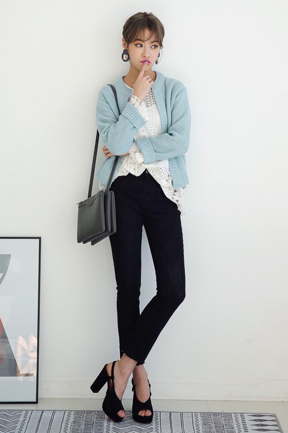 フレイドフレアヘムレースパターンブラウス「DHOLIC」4,968円 (税込)／画像提供：DHOLIC