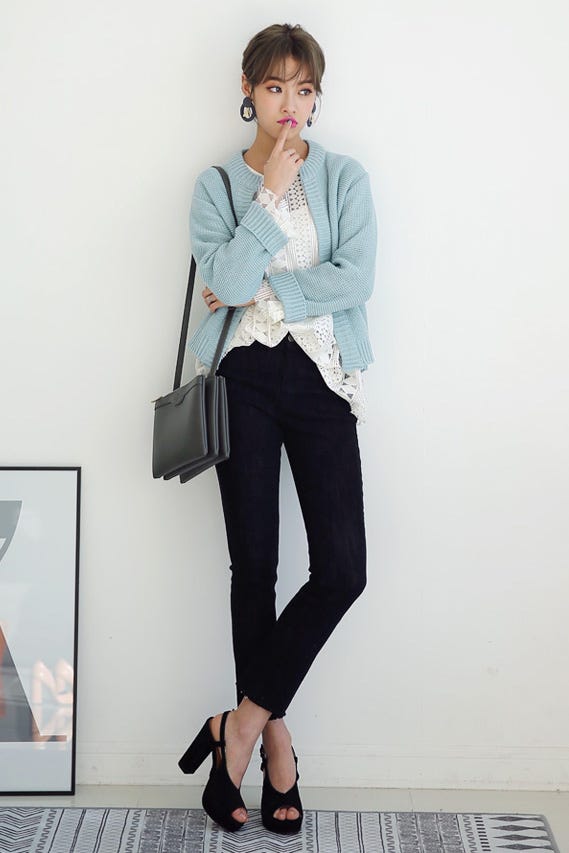 フレイドフレアヘムレースパターンブラウス「DHOLIC」4,968円 (税込)/画像提供:DHOLIC