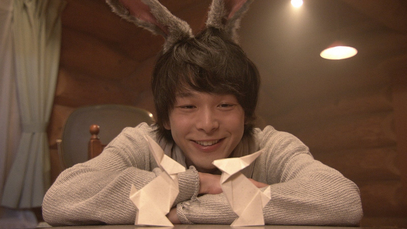 中村倫也、“うさ耳”で癒やしオーラたっぷり＜オリガミの魔女と博士の四角い時間＞