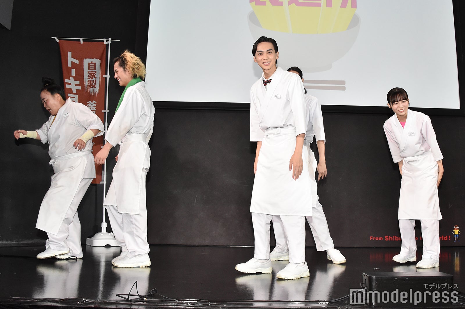 去り際にペコりと一礼する律儀な吉野北人 （C）モデルプレス