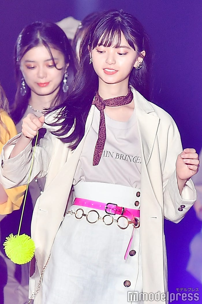 ポンポンで遊ぶ齋藤飛鳥(C)モデルプレス