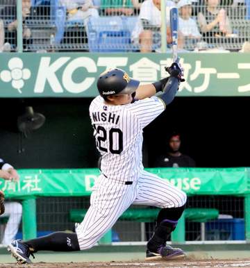 阪神・西純 地元倉敷で初回適時打 野手転向後初凱旋も「やっぱ守備で…」落球猛省