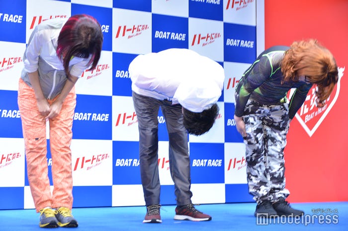 お辞儀が深すぎてフードがかぶさってしまう2020年一発目の田中圭(中央)(C)モデルプレス