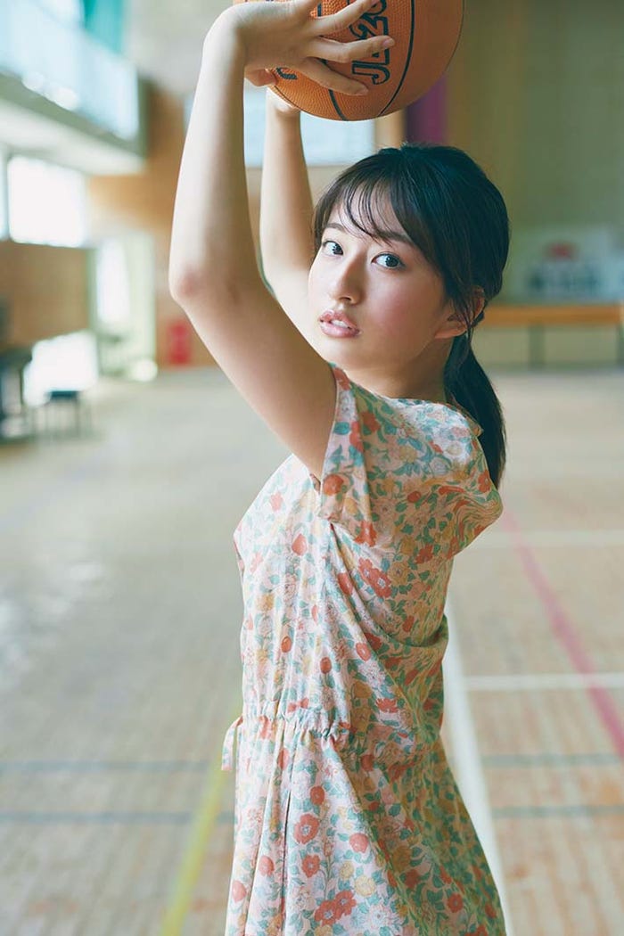 斉藤里奈(C)三瓶康友/週刊少年マガジン