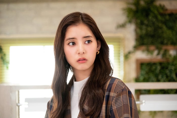 コーラル系のチークをつけたオフィスメイクの新木優子／「モトカレマニア」より（C）フジテレビ<br />