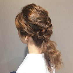 大人の休日スタイル♪ローポニーテールアレンジでカジュアルフェミニンに過ごす