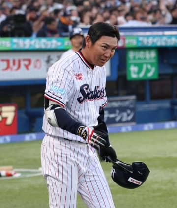 ヤクルト 引退試合の川端慎吾氏は4打数ノーヒットも神宮拍手万雷 九回には遊撃の守備、遊飛を笑顔で捕球