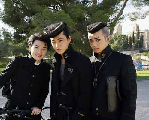 山崎賢人・神木隆之介・新田真剣佑の仲良しオフショット 「ジョジョ」スペインロケで海辺をお散歩