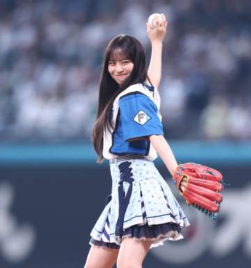 奈良間が飛び跳ねて大喜び エスコン降臨の人気アイドルが黒髪、スカートなびかせ可憐なファーストピッチ ノーバンならずキュートに頭抑えるも笑顔で観客魅了
