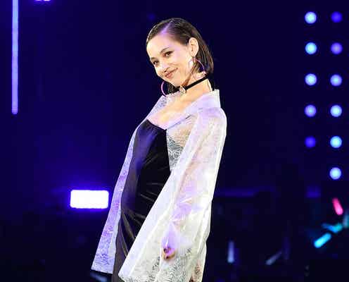 水原希子のぷっくりリップにうっとり レア衣装で圧巻オーラ