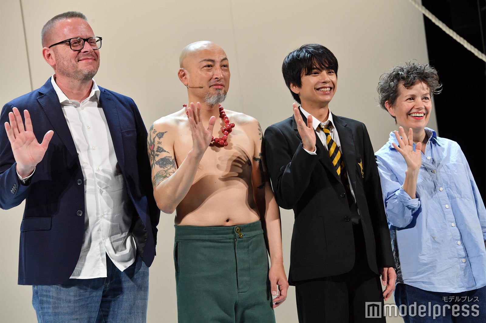 佐藤勝利が英語でサポートするなど和やかな雰囲気／パトリック・ネス氏、山内圭哉、佐藤勝利、サリー・クックソン氏（C）モデルプレス