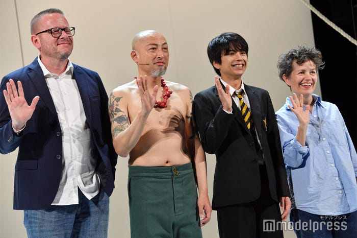 佐藤勝利が英語でサポートするなど和やかな雰囲気/パトリック・ネス氏、山内圭哉、佐藤勝利、サリー・クックソン氏(C)モデルプレス