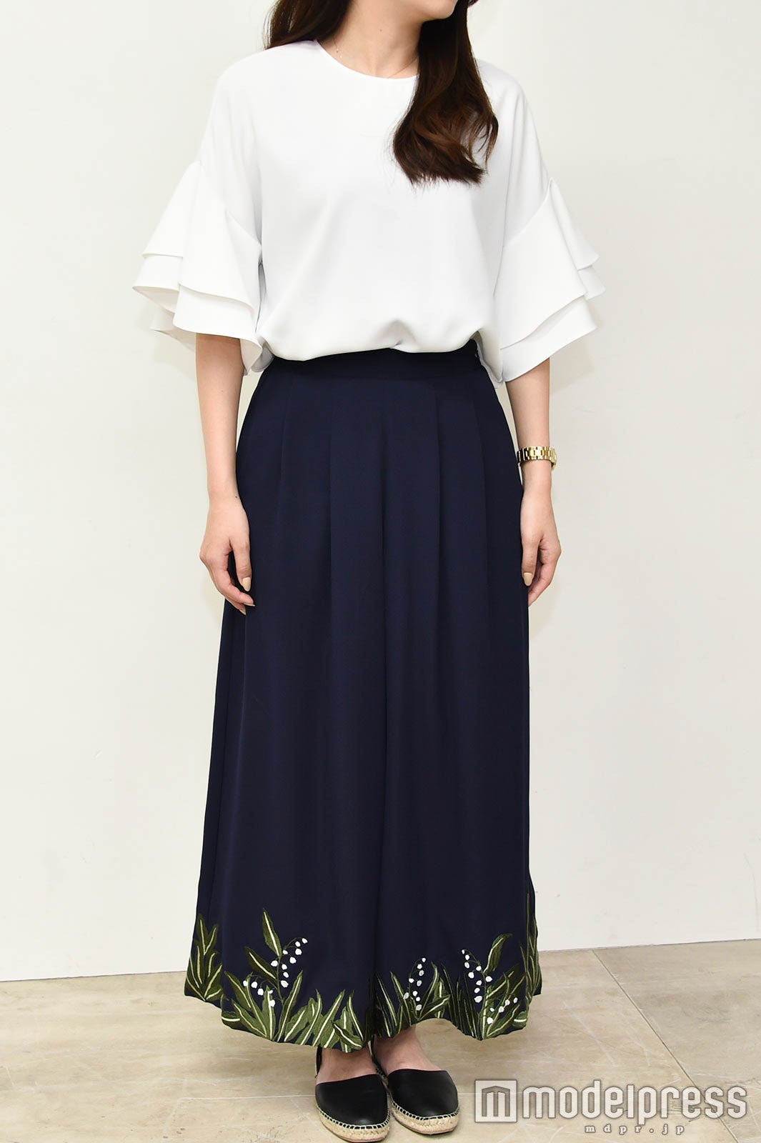 ネイビーのワイドパンツと合わせて（C）モデルプレス