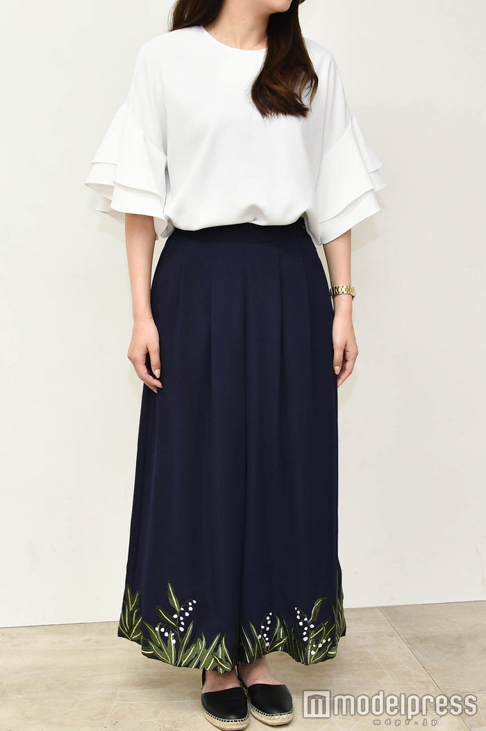 ネイビーのワイドパンツと合わせて(C)モデルプレス