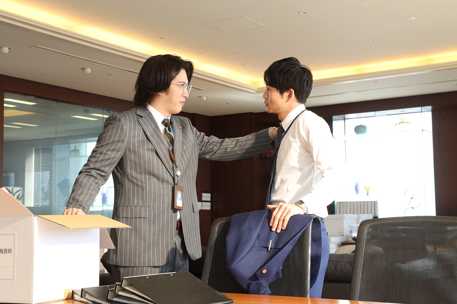 尾上松也、松下洸平／「やんごとなき一族」第1話より（C）フジテレビ