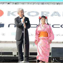 （左から）吉本興業・代表取締役、大崎洋氏、「島ぜんぶでおーきな祭」宣伝芸人の宮川たま子