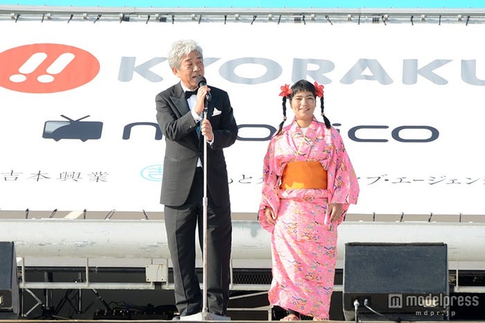 (左から)吉本興業・代表取締役、大崎洋氏、「島ぜんぶでおーきな祭」宣伝芸人の宮川たま子