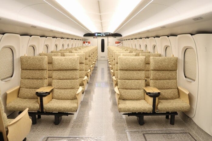 2人掛けでゆったりした3号車は指定席車両