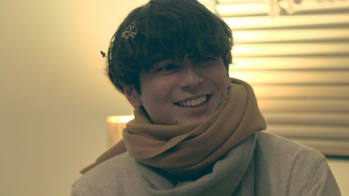 プレゼントに喜ぶ至恩「TERRACE HOUSE OPENING NEW DOORS」14th WEEK(C)フジテレビ/イースト・エンタテインメント