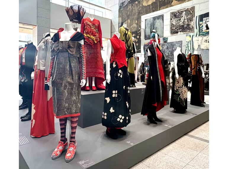 東京都現代美術館でコシノヒロコ展 多彩な創作を同時代の視座で捉える