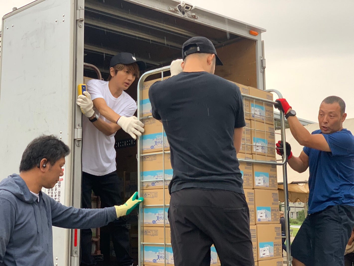 AAA西島隆弘、台風被害の千葉で復興支援　支援物資の搬送や写真撮影も