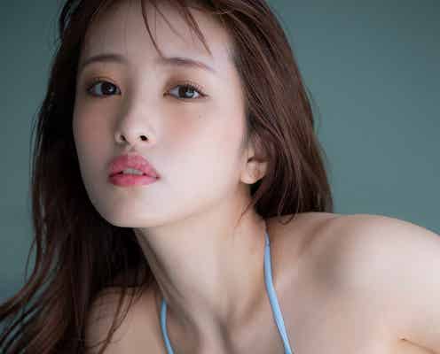 AKB48向井地美音、胸元セクシー衣装で妖艶な雰囲気 1st写真集「胸騒ぎの正体」決定