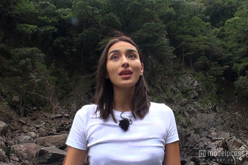 長谷川潤、屋久島で一人旅 浅田舞は日帰り弾丸海外へ