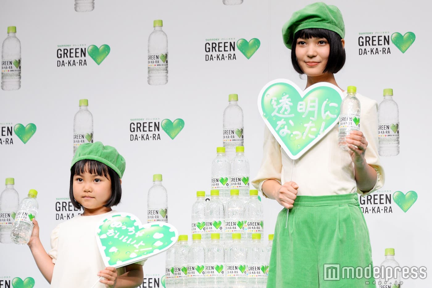 (左から)しずくちゃん、徳原ありさ(C)モデルプレス