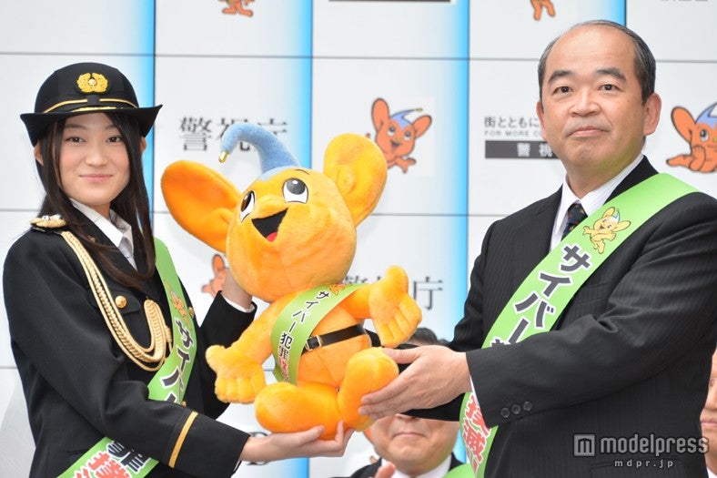 （左）吉本実憂