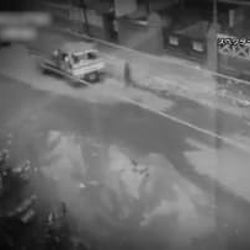 走行中の車をすり抜ける謎の黒い人影…世界の未確認ミステリー映像を紹介!