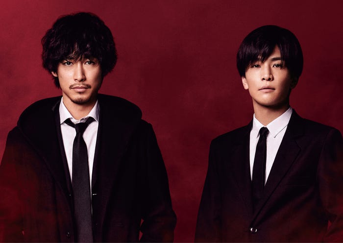 「バスカヴィル家の犬 シャーロック劇場版」メインカット/ディーン・フジオカ、岩田剛典(C)2022 映画「バスカヴィル家の犬」製作委員会