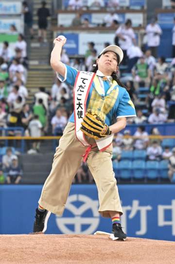 ヤクルト 「てだこ大使」が始球式 ワンバウンド投球にスタンド大拍手 広島戦を「浦添デー」として開催